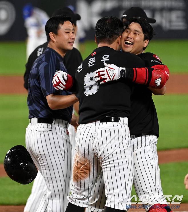 2023 KBO리그 삼성 라이온즈와 롯데 자이언츠의 경기가 27일 부산 사직구장에서 열렸다. 9회말 2사 1루 롯데 유강남이 끝내기 2점홈런을 치고 기쁨을 나누고 있다. 부산=허상욱 기자 wook@sportschosun.com/2023.06.27/