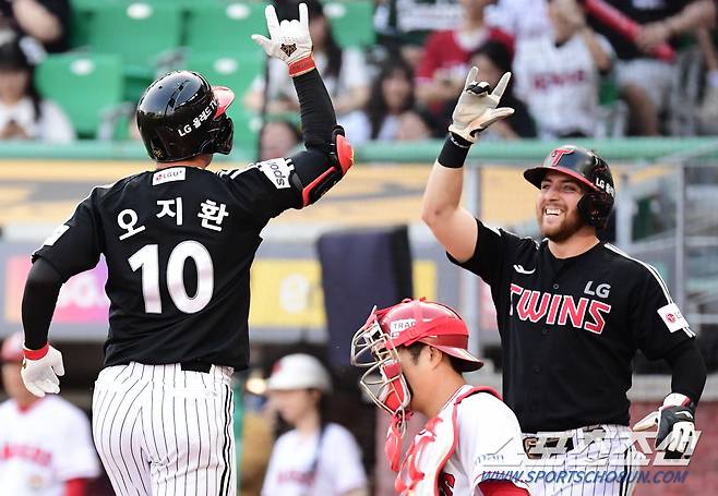 '맹활약 펼친 오! 브라더스' 1회 투런 홈런을 날린 오지환이 오스틴과 함께 흥겨운 세리머니를 펼치고 있다.