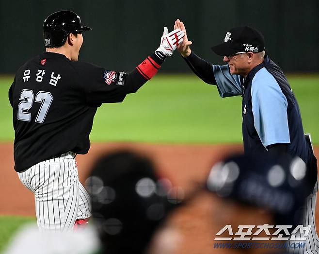 유강남의 끝내기홈런에 환한 미소를 짓는 서튼 감독