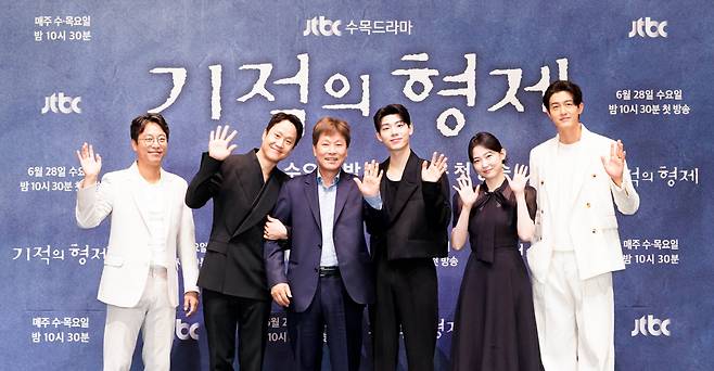 '기적의 형제' 오만석, 정우, 박찬홍 감독, 배현성, 박유림, 이기우(왼쪽부터). 사진 제공=JTBC