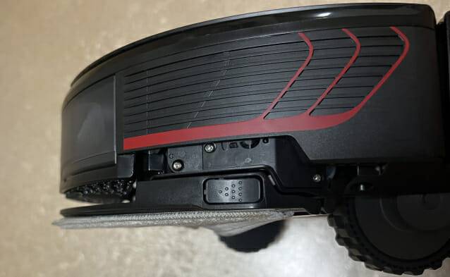 A사 제품은 물걸레 모듈 전체 높이를 조절하며 리프팅 기능을 제공한다. (사진=지디넷코리아)