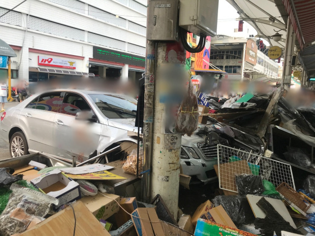 28일 오후 대구 서문시장에서 노점을 들이받은 차량. [이미지제공=대구소방본부]