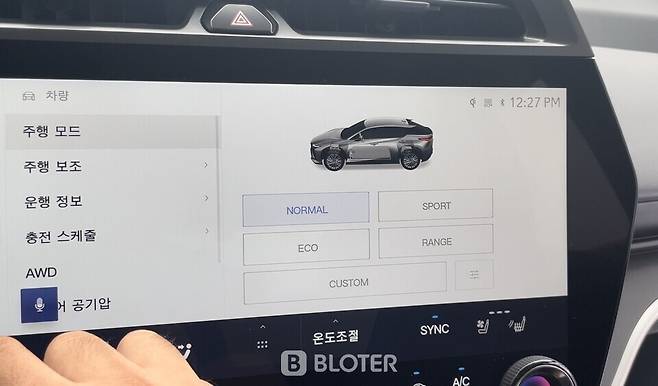 렉서스 RZ450e는 14인치 센터페시아 디스플레이로 원하는 주행모드를 선택해야 하는 불편함이 있다. (사진=조재환 기자)