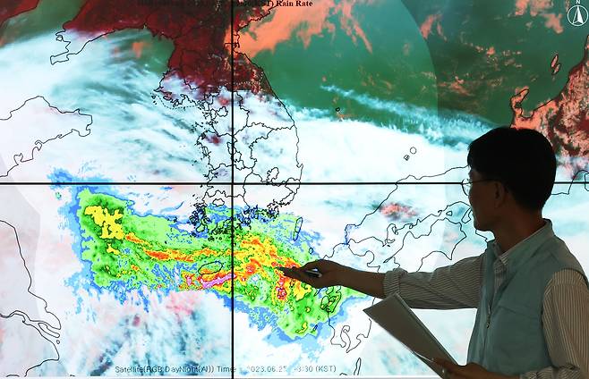 올여름 장마가 시작된 25일 오후 경기도 수원 수도권기상청에서 예보관이 기상 상황을 주시하고 있다. 기상청에 따르면 28일 전국 곳곳에 소나기가 내리고, 오는 29일부터 다시 장마전선의 영향으로 전국에 장맛비가 쏟아질 것으로 관측됐다. /연합뉴스