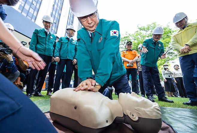 한덕수 국무총리가 지난달 16일 오후 서울 종로구 정부서울청사에서 열린 제414차 민방위 날 훈련에 참여해 심정지 환자를 살리는 심폐소생술(CPR)을 체험하고 있다. /연합뉴스