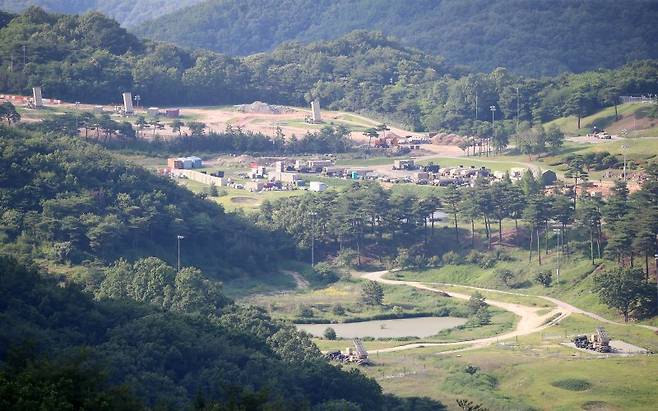 지난 22일 오후 경북 성주군 주한미군 고고도미사일방어체계(THAAD·사드) 기지에 발사대가 기지 상공을 향해 세워져 있다. 이날 국방부는 사드 기지에 대한 환경영향평가가 마무리됨에 따라 환경부와 필요한 후속 조치를 통해 사드 기지 을 위한 막바지 준비를 해나갈 것이라고 22일 밝혔다. 사진=뉴스1