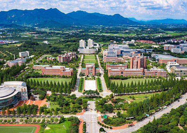 지스트(GIST, 광주과학기술원·사진)는 '2024 QS 세계대학평가(QS World University Rankings 2023)'의 '교수 1인당 논문 피인용 수(Citations per Faculty)' 부문에서 국내 1위·세계 5위로 평가됐다고 28일 밝혔다. 지스트 제공