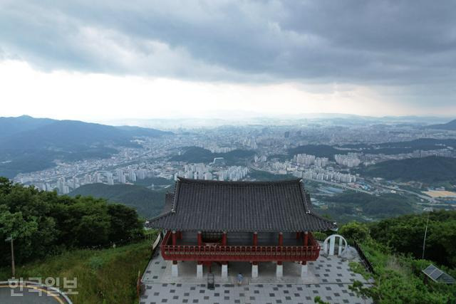 식장산 전망대인 '식장루'에서는 대전 시내 풍광이 한눈에 들어온다.