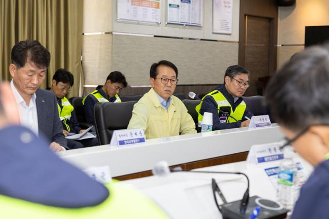 한국서부발전은 27일 충남 태안군 태안발전본부에서 여름철 전력피크에 대비해 발전설비의 안정적인 운영을 위한 전사 대책 회의를 열었다. 사진은 박형덕(오른쪽 세 번째) 사장이 회의를 주재하는 모습. 서부발전 제공