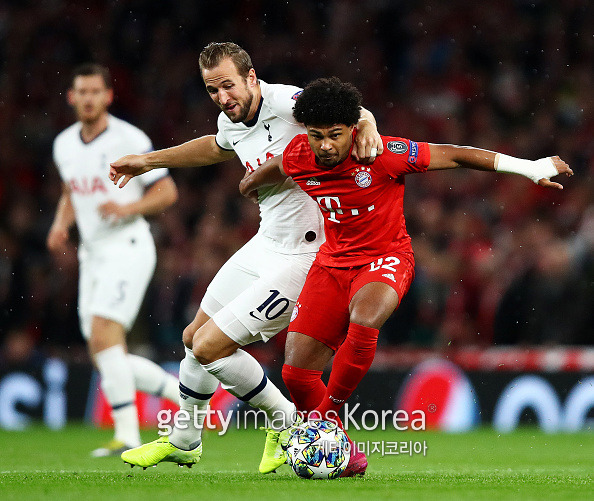 사진은 지난 2019년 10월 UCL 조별 리그에서 볼 경합을 펼치고 있는 케인과 뮌헨 세르쥬 나브리의 모습. 사진=게티이미지