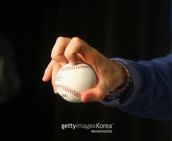 미국 메이저리그 대표 너클볼러였던 R.A 디키의 너클볼 그립. 게티이미지