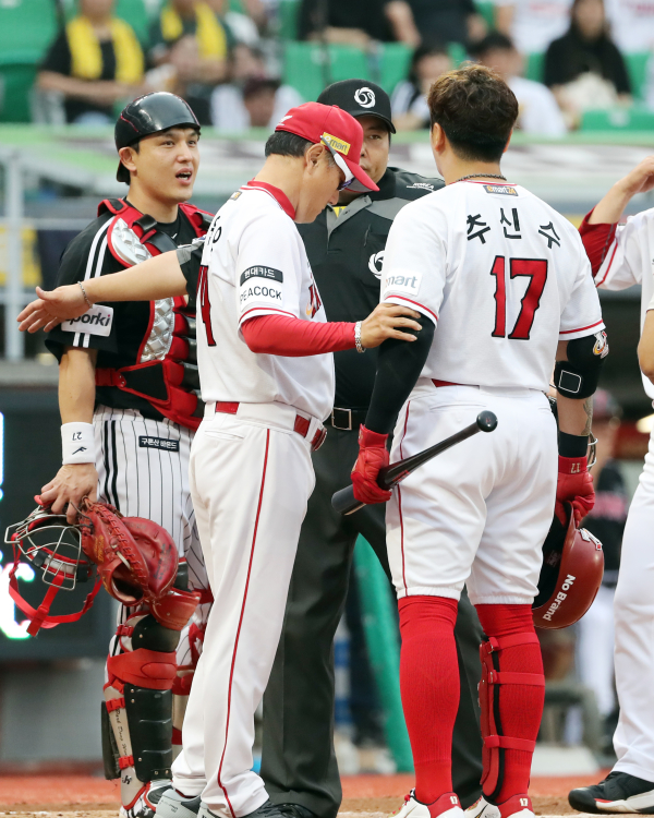 2023 KBO 프로야구 SSG랜더스와 LG트윈스의 경기가 28일 오후 인천SSG랜더스필드에서 열렸다. 1회초 무사 추신수가 이지강의 공에 맞은 후 포수 박동원과 신경전을 펼치고 있다. 인천=김민규 기자 