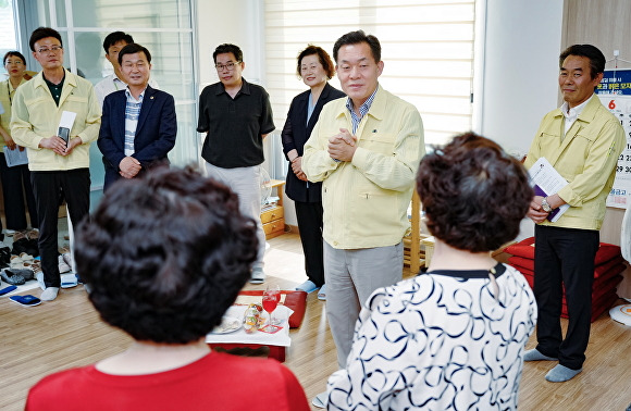 이재준 경기 수원시장이 지난 27일 팔달구 남수동 쪽방촌(주거취약가구 거주지)을 찾아 주민들과 소통하고 있다. [사진=수원시]