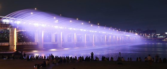 지난 12일 오후 보랏빛으로 물든 반포대교의 모습. 방탄소년단의 상징색이 보라색이어서 해외 아미들에게 널리 알려진 장소다. 연합뉴스