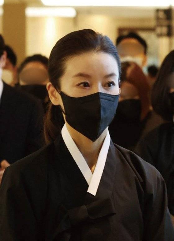 2021년 11월 25일 서울 서대문구 신촌세브란스병원 장례식장에 마련된 전직 대통령 고(故) 전두환씨 빈소에서 차남 전재용씨의 부인 박상아씨가 입관식을 마친 뒤 빈소로 향하고 있다. / 사진:연합뉴스