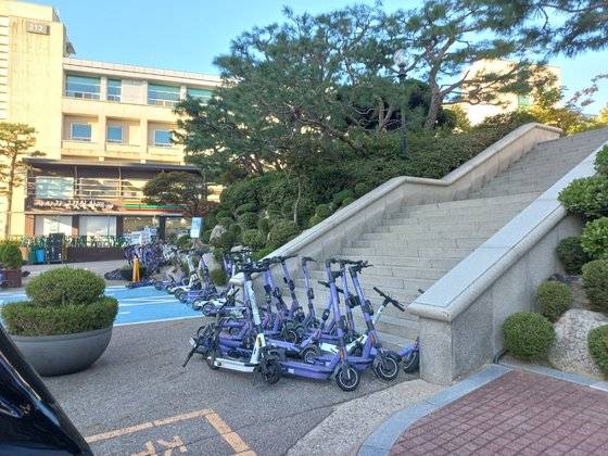 현재와 같은 전용 주차장이 생기기 전, 계단 앞에 마구 널브러져 있는 전동 킥보드들. [한양대 제공]