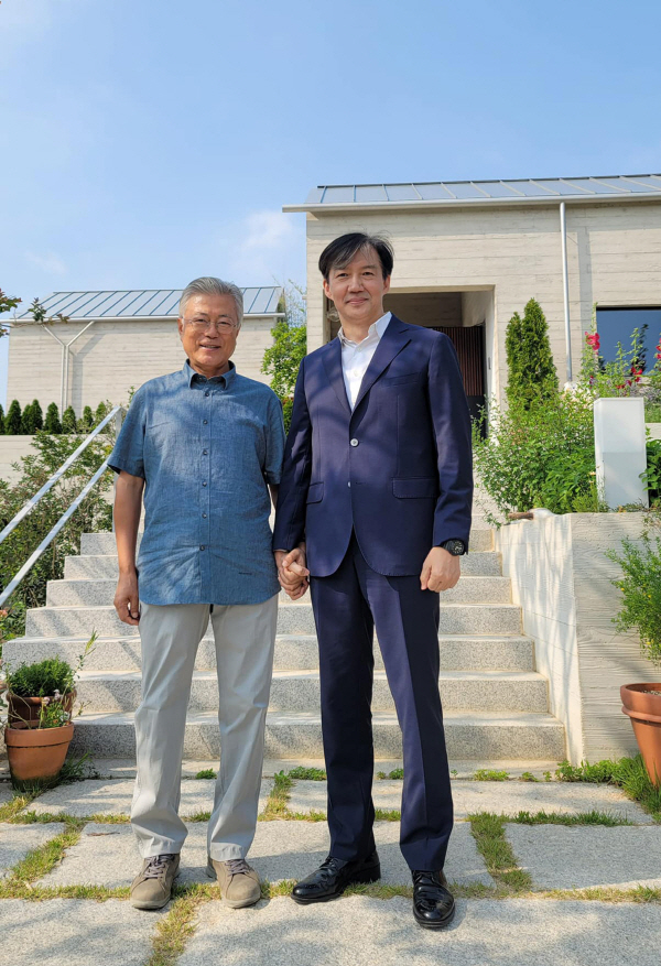 조국 전 법무부 장관이 경남 양산시 하북면 평산마을을 찾아 문재인 전 대통령과 만났다. 조 전 장관은 지난 10일 밤 페이스북에 글을 올려 이날 낮에 문 전 대통령과 만난 사실을 공개했다. 조국 전 장관 페이스북 캡처.