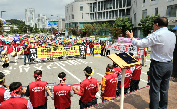 경남 합천군민 500여 명이 28일 세종시 정부세종청사 앞에서 결의대회를 열고 환경부를 상대로 ‘낙동강 취수원 다변화 사업’ 철회를 촉구하고 있다. 합천군 제공