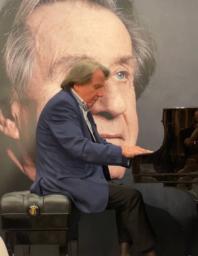 Austrian pianist Rudolf Buchbinder performs the third movement of Beethoven's Piano Sonata No. 17, "The Tempest," at a press conference at Ode Port in Apgujeong, Seoul on Wednesday. (Park Ga-young/The Korea Herald)