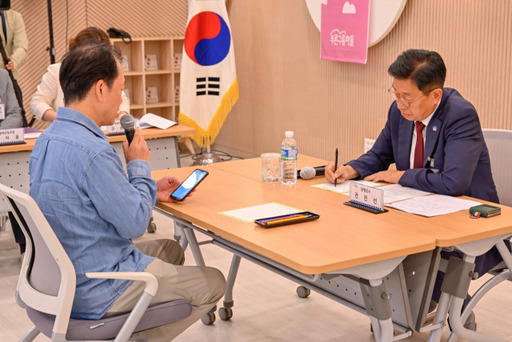 열린 군수실에 참석한 군민이 전진선 군수에게 지역 현안을 설명하고 있다. 양평군 제공