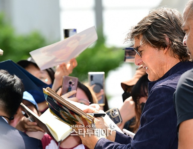 팬들에게 일일이 사인해주는 친절한 톰 아저씨. 김포공항=강영국 기자