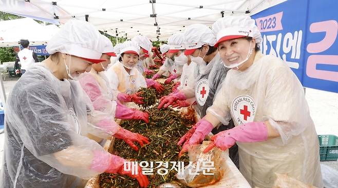 어려운 이웃들을 위해 여름김장 나눔 활동인 ‘하지(夏至)엔 김장하지’ 캠페인이 28일 서울 노원구 대한적십자사 서울특별시지사 북부봉사관에서 열렸다.
‘하지엔 김장하지’ 캠페인은 지역사회 취약계층들을 적십자봉사원이 찾아뵙고 여름김장을 전달하는 계절 특화 나눔 프로그램이다.
이날 행사에는 적십자봉사원 50여 명이 참여해, 열무김치 1,200kg을 직접 담가 400세대에 전달했다. 대한적십자사 서울지사는 올여름 총 2,000여 세대에 6t가량의 여름김장을 전달할 예정이다. 2023.6.28 [김호영기자]