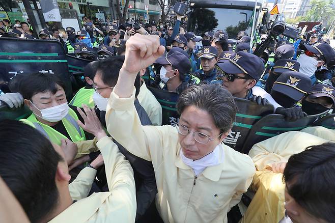 지난 17일 오전 대구 중구 대중교통전용지구에서 열린 대구퀴어문화축제 행정대집행 현장에서 공무원과 경찰이 충돌했다. [사진 = 연합뉴스]