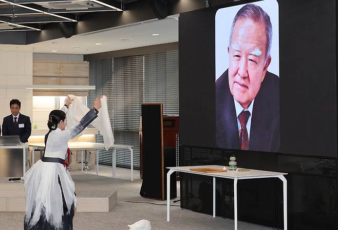 28일 서울 영원무역 명동사옥에서 열린 고(故) 조순 전 부총리 1주기 추념식에서 박경랑 무용가(국립국악원 전통공연예술문화학교 교수)가 초혼무를 추고 있다.  이충우 기자