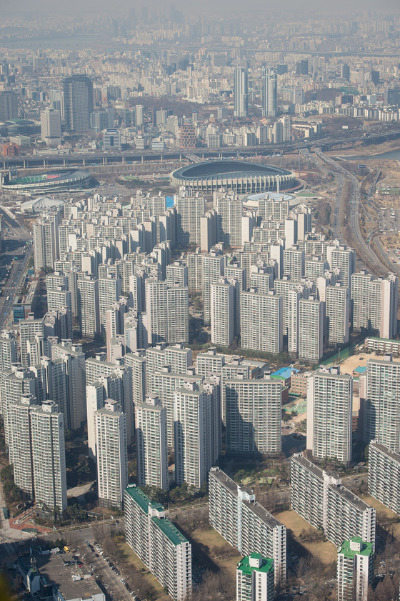 = 24일 서울 송파구 롯데월드타워 100층 공사현장에서 송파구 잠실 아파트 단지 모습. 2015.3.24/뉴스1