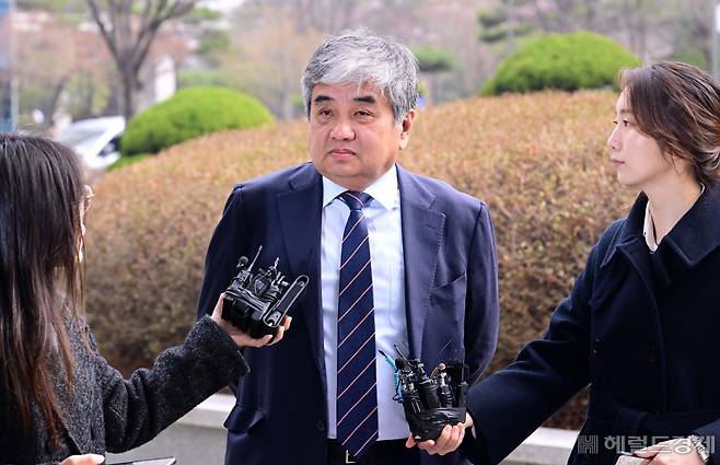 한상혁 방송통신위원장이 지난 3월 22일 오전 서울시 도봉구 서울북부지검에 출석해 기자들의 질문에 답변을 하고 있다. 한 위원장은 종합편성채널 TV조선의 재승인 심사 점수를 낮게 책정하도록 하는 등 심사 과정에 부당하게 개입한 혐의 등을 받고 있다. 이상섭 기자