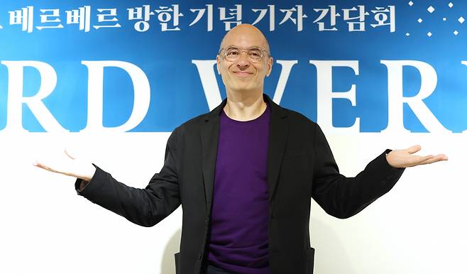 베르나르 베르베르가 28일 서울 중구 소재 한 식당에서 신간 ‘꿀벌의 예언’ 출판 기자 간담회를 열었다. [연합]