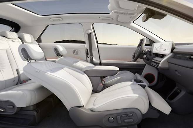 현대자동차 아이오닉5의 내부 모습. 버섯을 기반으로 한 비건 가죽을 내장재로 도입할 예정이다 [현대자동차 제공]