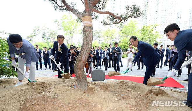 [세종=뉴시스] 강종민 기자 = 한덕수 국무총리와 황정훈 조세심판원장 등이 28일 세종시 정부세종청사에서 조세심판원 이전 기념식수를 하고 있다. 2023.06.28. ppkjm@newsis.com