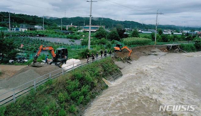 [광주=뉴시스] 변재훈 기자 = 밤사이 광주·전남에 거센 장맛비가 쏟아진 28일 오전 광주 북구 석곡동 석곡천 제방 50m 가량이 불어난 물에 유실돼 응급 복구 작업이 펼쳐지고 있다. 2023.06.28. wisdom21@newsis.com