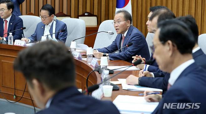 [서울=뉴시스] 이영환 기자 = 윤재옥 국민의힘 원내대표가 28일 오전 서울 여의도 국회에서 열린 우리바다 지키기 검증 TF 후쿠시마 괴담 대응·어민 보호 대책 간담회에서 인사말을 하고 있다. 2023.06.28. 20hwan@newsis.com