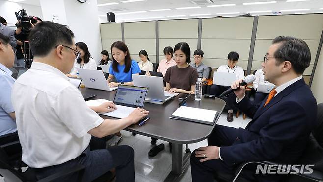 [서울=뉴시스] 김명원 기자 = 이준일 북핵외교기획단장이 28일 오전 서울 종로구 외교부에서 대북독자제재 조치 관련 브리핑을 하고 있다. 2023.06.28. kmx1105@newsis.com