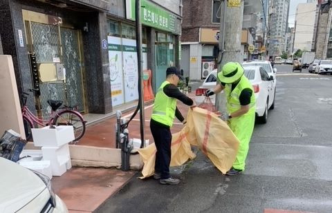 [대구=뉴시스] 수성구에서 발생한 일시적 재활용 미수거 혼란이 기동반이 투입되며 안정화 추세로 접어들었다. (사진 = 대구시 수성구 제공) 2023.06.28. photo@newsis.com *재판매 및 DB 금지