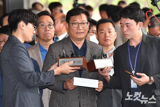 더불어민주당 송영길 전 대표가 7일 오전 서울 서초구 서울중앙지방검찰청에서 두 번째 자진출석을 거부 당한 뒤 입장을 밝히고 있다. 류영주 기자