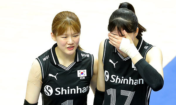 27일 오후 경기 수원시 서수원칠보체육관에서 열린 2023 국제배구연맹(FIVB) 발리볼네이션스리그(VNL) 3주차 여자배구 대한민국 대 불가리아의 경기에서 세트스코어 3대1로 패배한 대한민국 선수들이 침울해 하고 있다. 뉴시스