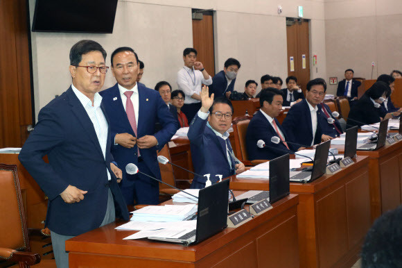 국민의힘 의원들이 27일 서울 여의도 국회에서 열린 농림축산식품해양수산위원회 전체회의에서 '후쿠시마 오염수 방류 계획 철회 및 수산물 안전성과 어업인 보호 대책 마련 촉구 결의안' 처리에 항의하며 퇴장하고 있다.뉴스1