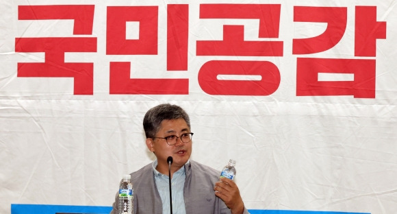 국민의힘에서 특강하는 함운경 씨 - 28일 국회에서 열린 국민의힘 공부모임 ‘국민공감’ 행사에서 운동권 출신 함운경 씨가 후쿠시마 오염수 이야기를 하던 중 생수로 ‘희석’에 대해 설명하고 있다. 현재 전북 군산에서 횟집을 운영하는 함 씨는 서울대 재학 중이던 1985년 미국문화원 점거사건을 주도했다.  연합뉴스