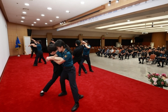 훈련 선보이는 경찰관들. 경기남부경찰청 제공