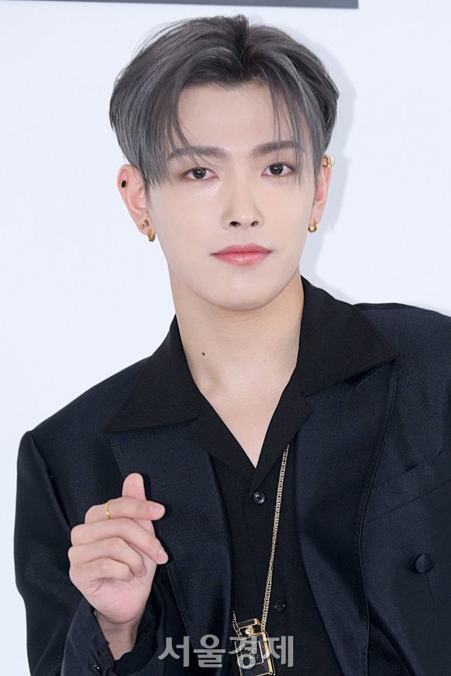 그룹 에이티즈(ATEEZ) 홍중이 28일 오후 서울 성동구 모처에서 진행된 샤넬 코드 컬러 팝업스토어 오픈 기념 포토콜에서 포즈를 취하고 있다. 김규빈 기자