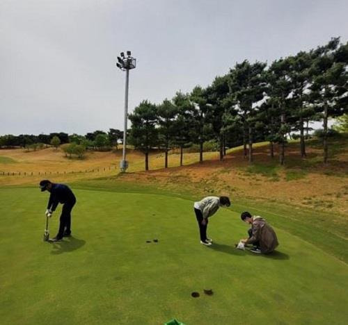 경기도보건환경연구원 직원들이 골프장에서 잔류농약 시료를 채취하고 있다. 사진제공｜경기도보건환경연구원