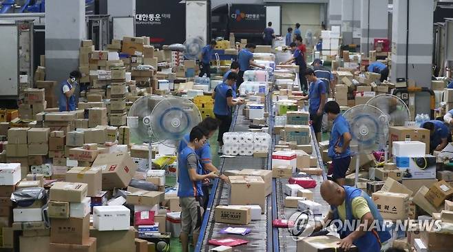 추석 택배는 전쟁 서울 구로구 CJ대한통운 구로지점에서 택배 기사들이 분류 작업에 한창이다. 2016.9.8 chc@yna.co.kr