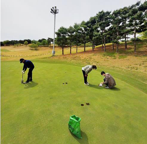 골프장 농약 잔류량 검사 시료 채취 [경기도보건환경연구원 제공 자료사진. 재판매 및 DB 금지]