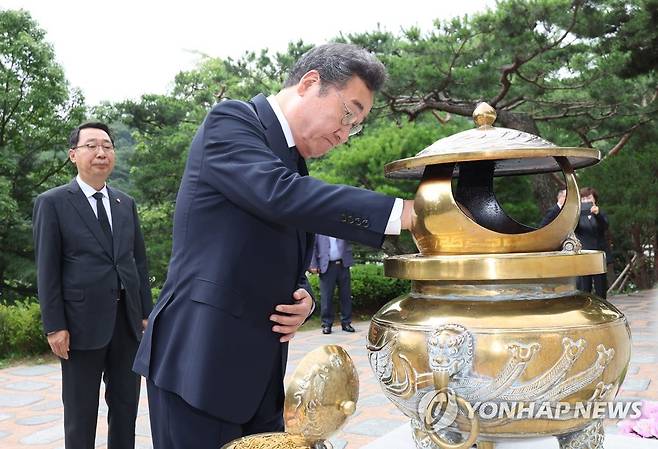 고 김대중 전 대통령 묘소 찾아 분향하는 이낙연 (서울=연합뉴스) 박동주 기자 = 더불어민주당 이낙연 전 대표가 28일 오전 서울 동작구 국립서울현충원에서 고 김대중 전 대통령 묘소를 찾아 분향하고 있다. 2023.6.28 pdj6635@yna.co.kr