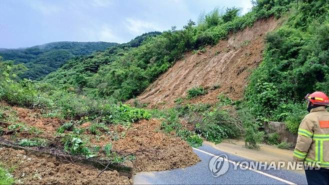 폭우로 흘러내린 흙 (정읍=연합뉴스) 밤사이 많은 비가 내리면서 28일 오전 9시께 전북 정읍시 산내면의 한 도로의 법면(흙 등으로 쌓은 경사면)이 무너져 소방 당국이 조치하고 있다. 2023.6.28 [전북소방본부 제공. 재판매 및 DB 금지] warm@yna.co.kr