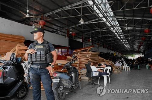 27일 취업사기 피해자들이 근무해온 영업장 단속에 나선 필리핀 경찰 [AFP=연합뉴스. 재판매 및 DB 금지]