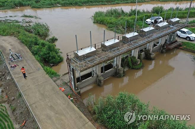 폭우에 실종된 수리시설 감시원…현장 수색 (함평=연합뉴스) 정회성 기자 = 28일 오후 전남 함평군 엄다면의 함평천·엄다천 합류부 수문 일원에서 소방대원이 전날 밤 폭우 피해를 막으려다가 실종된 수리시설 감시원을 찾아 수색하고 있다. 2023.6.28 hs@yna.co.kr